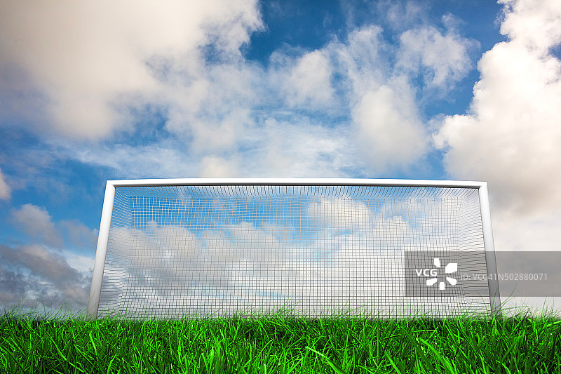蓝色多云天空下的足球门图片素材