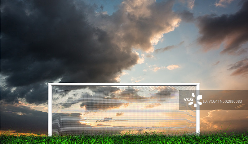 多云天空下的足球门图片素材