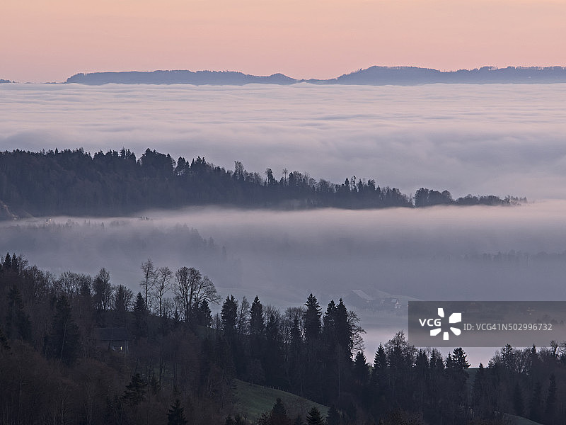 日出时的朦胧氛围图片素材