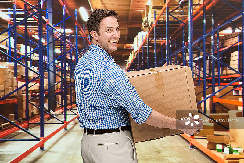 在仓库工作的微笑经理图片素材