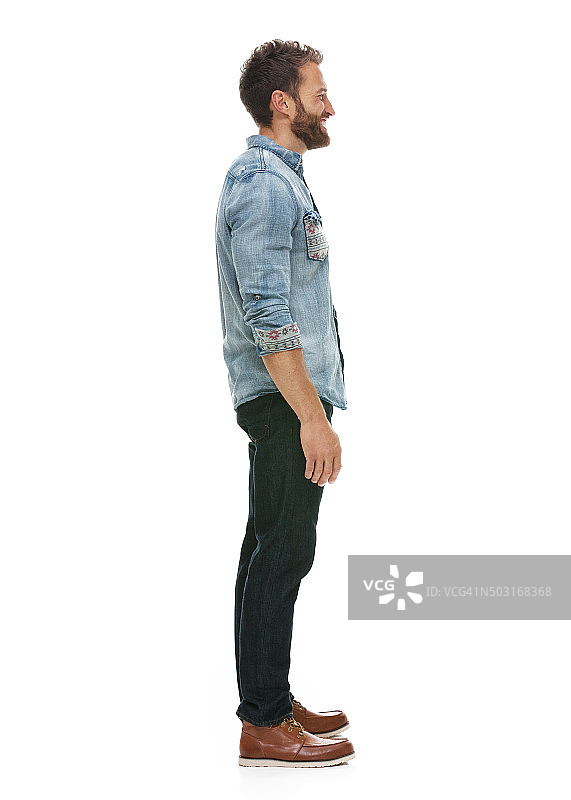 微笑的休闲男士站立并看向远方图片素材