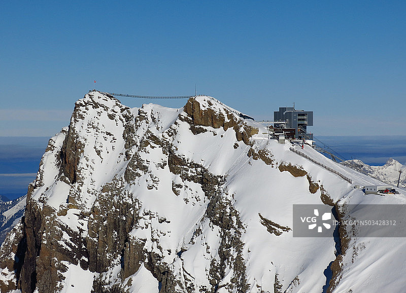 连接两座山峰和山顶站的悬索桥图片素材