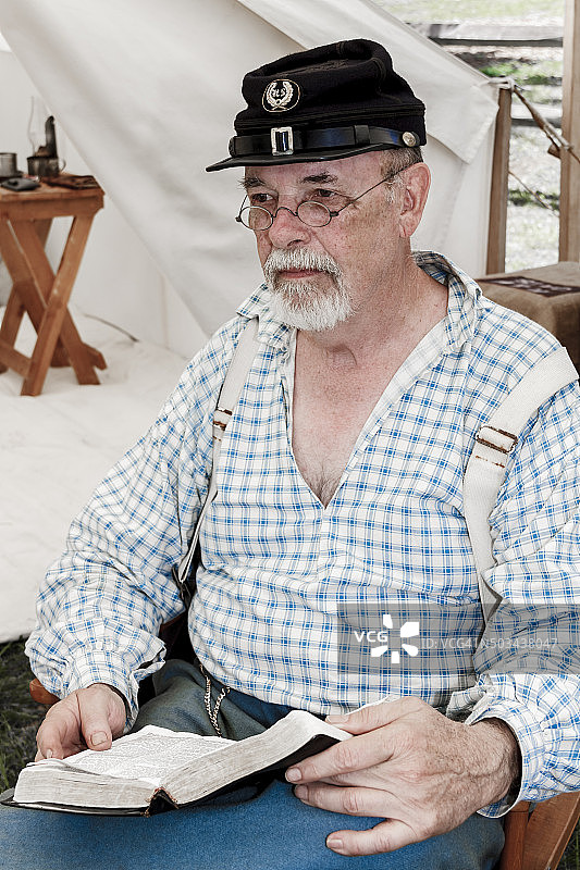 美国内战时期的传教士手持圣经图片素材