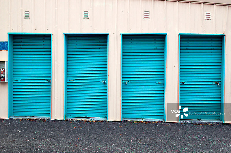 已关闭的金属卷帘门图片素材