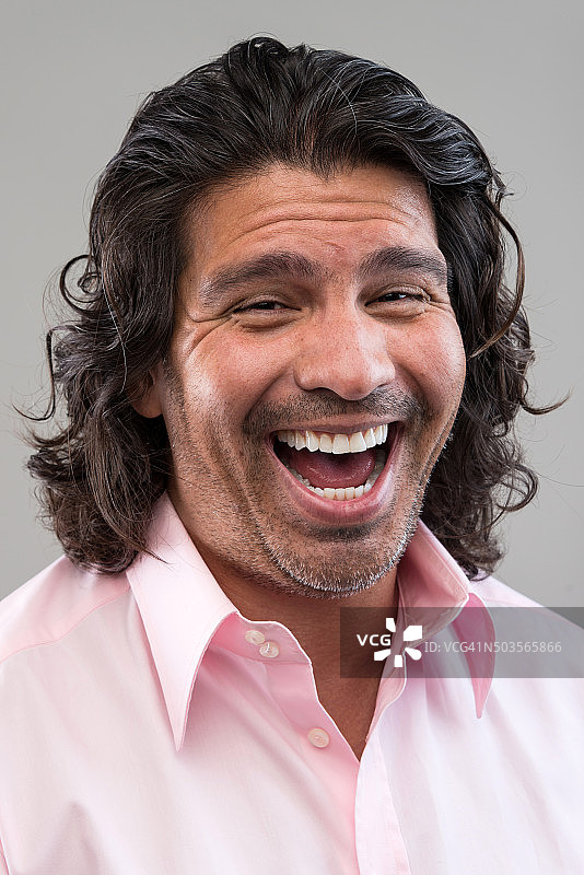 欢笑的40多岁西班牙裔男人图片素材