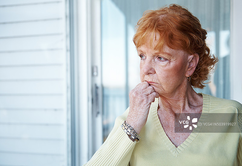 独自沉思的女人图片素材