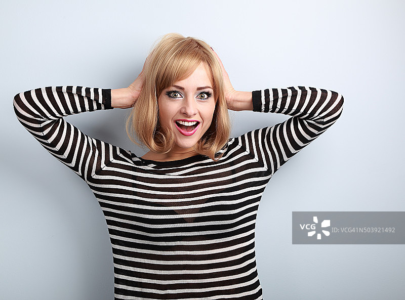 惊讶的震惊的年轻休闲女性，张着嘴图片素材