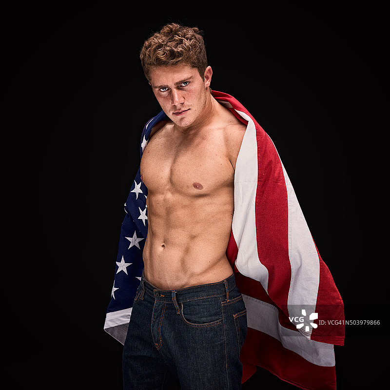 裹着美国国旗的健壮男人图片素材