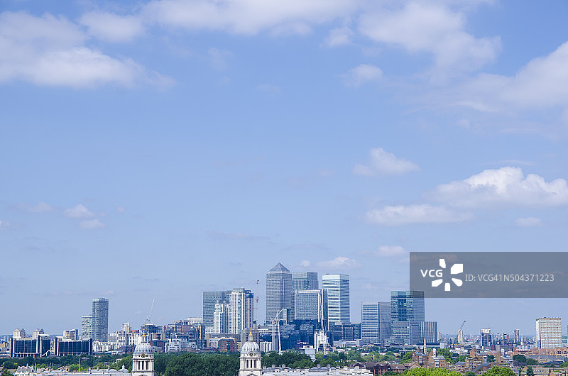 从格林威治看蓝天下的金丝雀码头图片素材