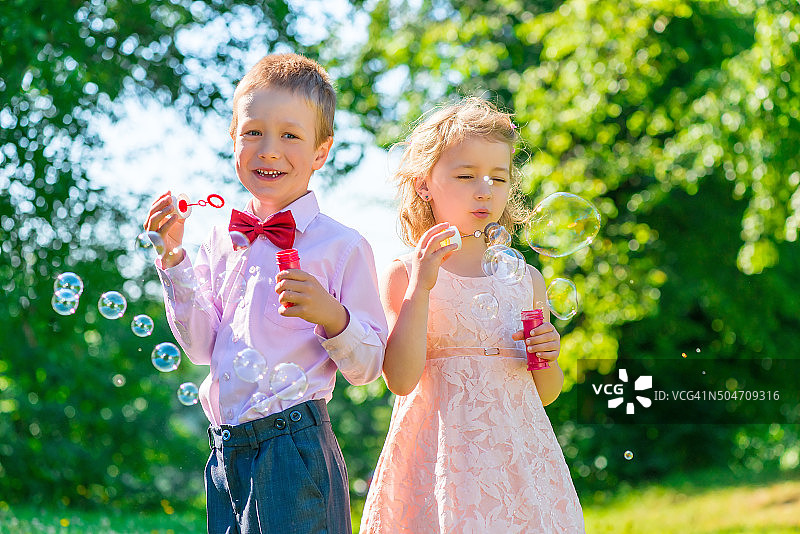 兄妹在吹肥皂泡（6岁）图片素材