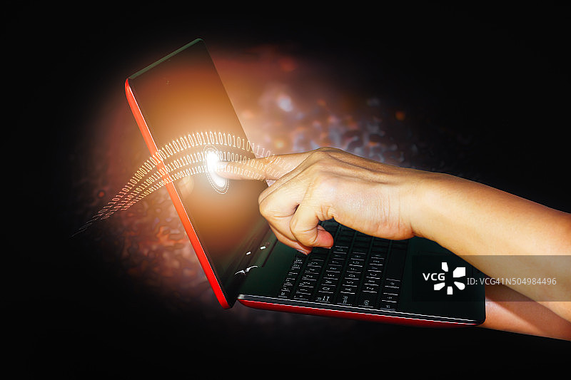 触摸笔记本电脑屏幕图片素材