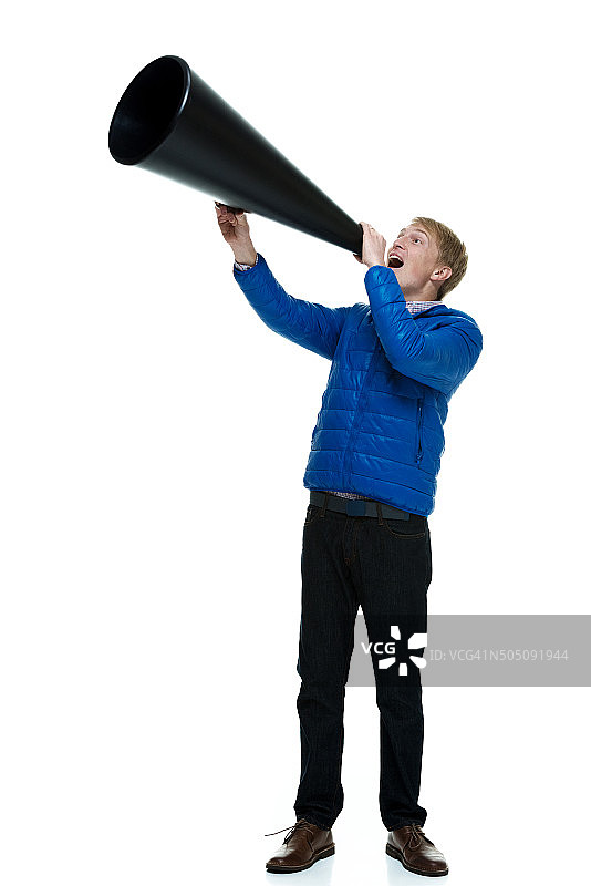 用扩音器喊叫的休闲男人图片素材