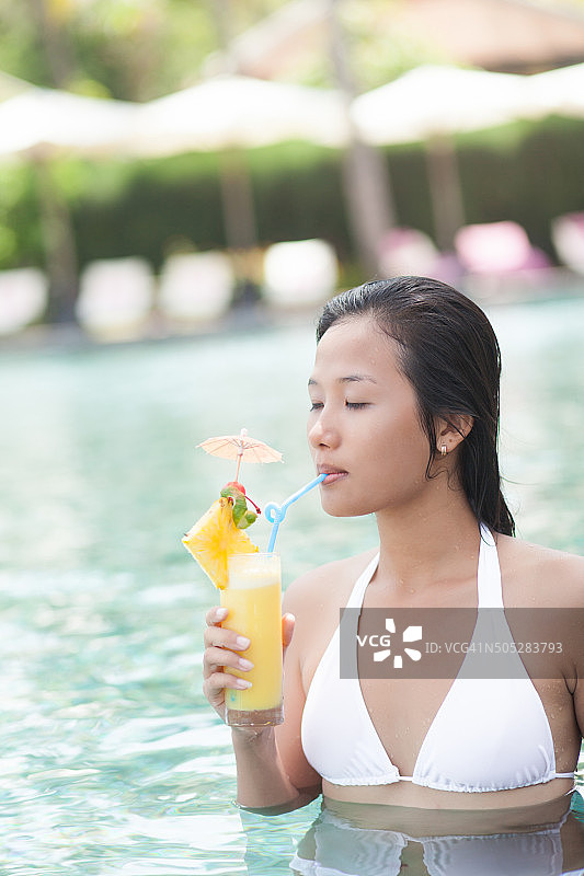 享用鸡尾酒图片素材