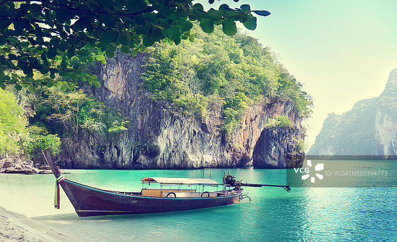 泰国岛屿上的长尾船图片素材