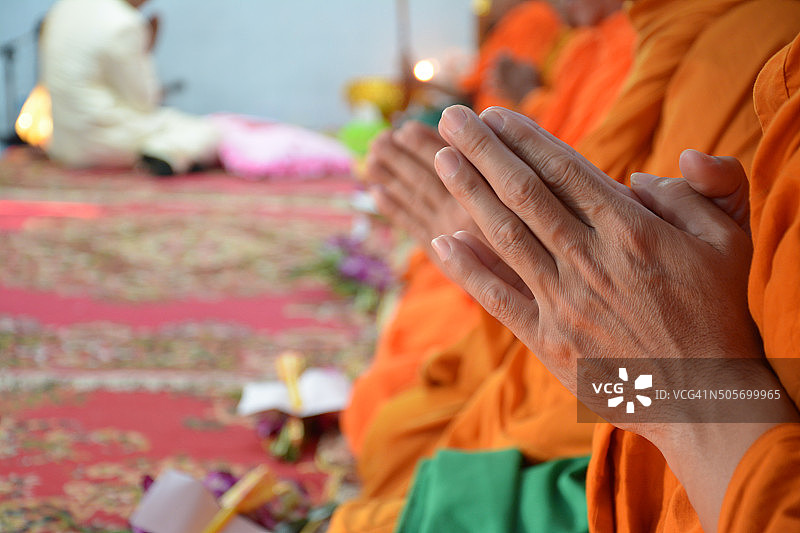 泰国仪式中僧侣的祈祷和宗教仪式图片素材