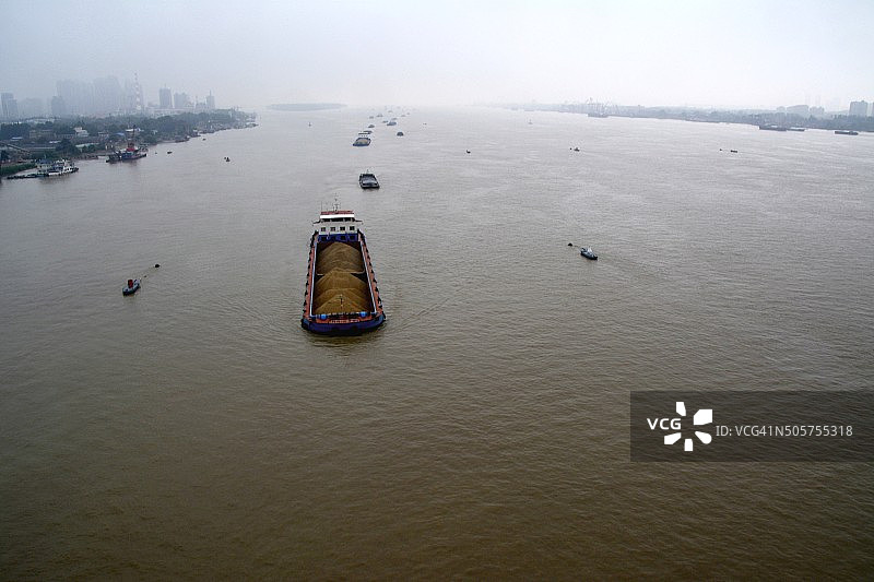 中国南京长江上运煤的船只图片素材