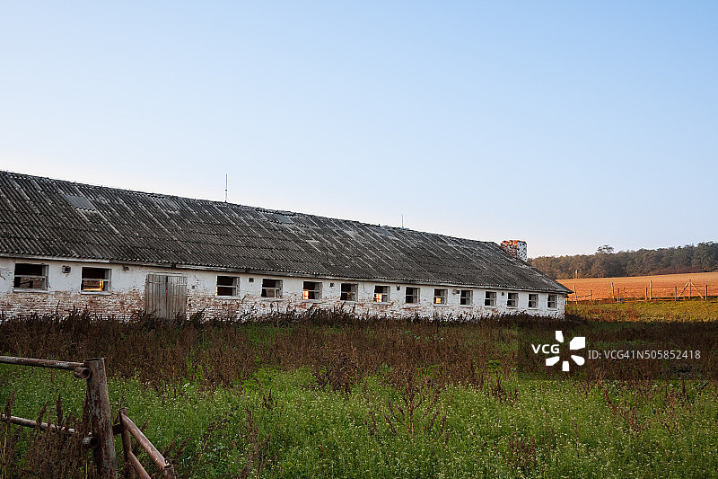 废弃的牛棚图片素材