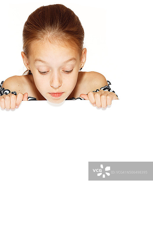 躲藏起来的可爱女孩图片素材