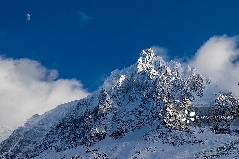 雪山上的半轮月亮图片素材