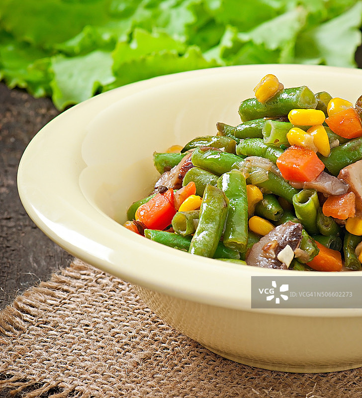 蔬菜炖菜——青豆、蘑菇、胡萝卜和玉米图片素材