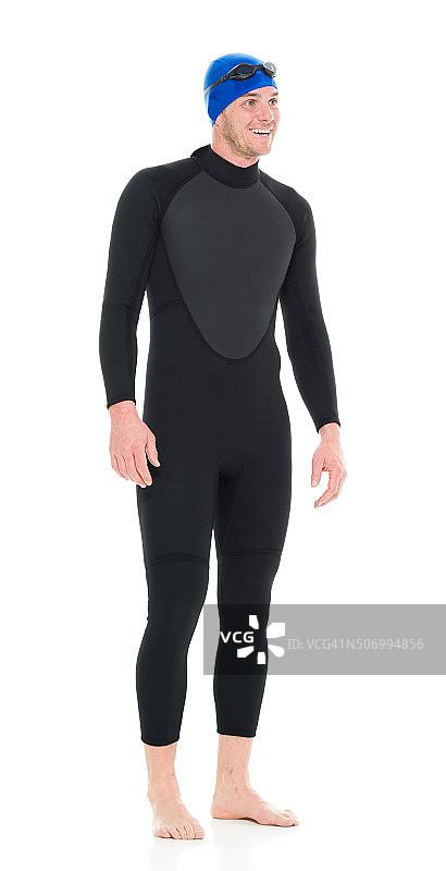 微笑的游泳者站立并看向远方图片素材