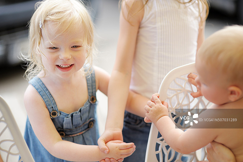 三个孩子在一起图片素材