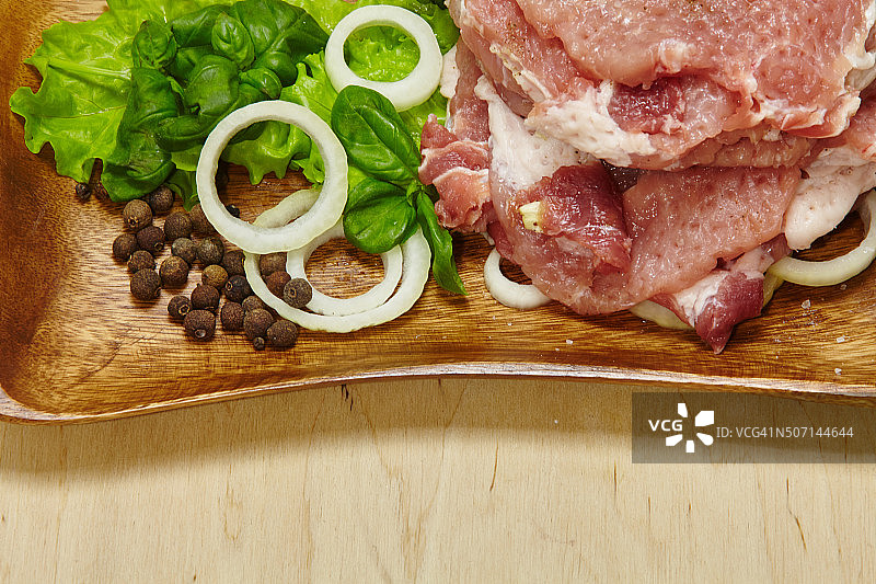 搭配沙拉和香料的生牛排图片素材