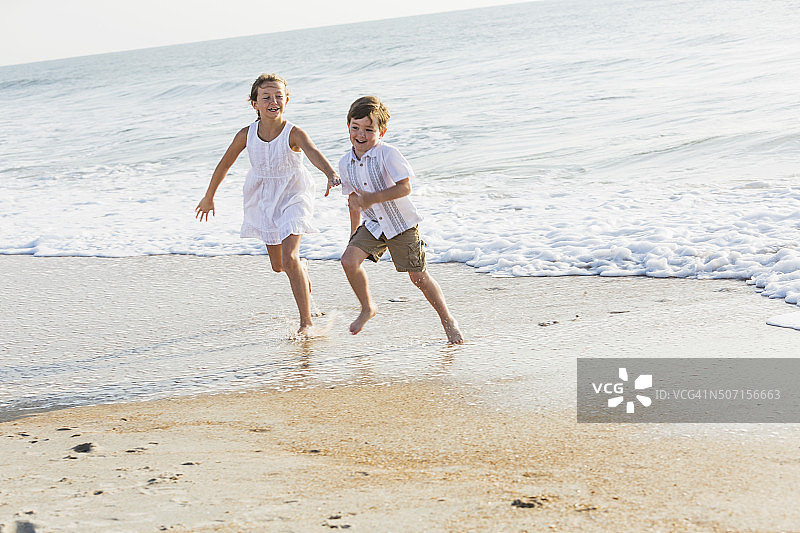 儿童在海滩上奔跑图片素材