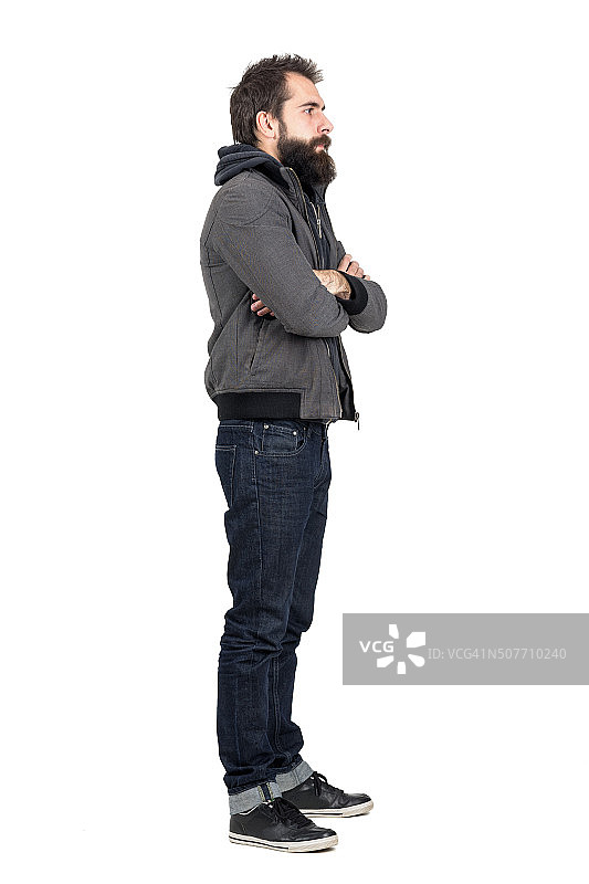 留着胡子的男人穿着夹克看向远方的侧视图图片素材