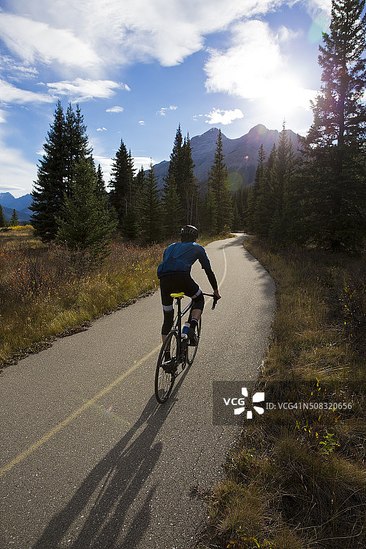 自行车道骑行者图片素材
