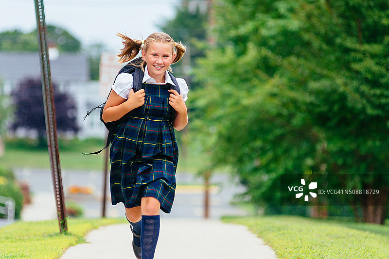 女小学生上学奔跑图片素材