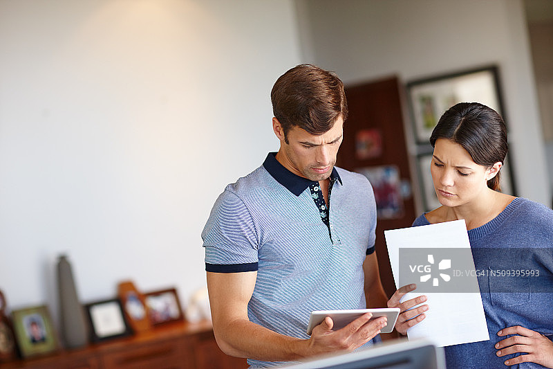 那看起来不太对劲图片素材