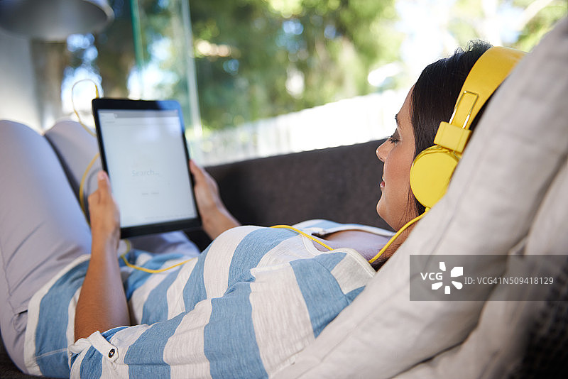 沉浸在自己的小世界里图片素材