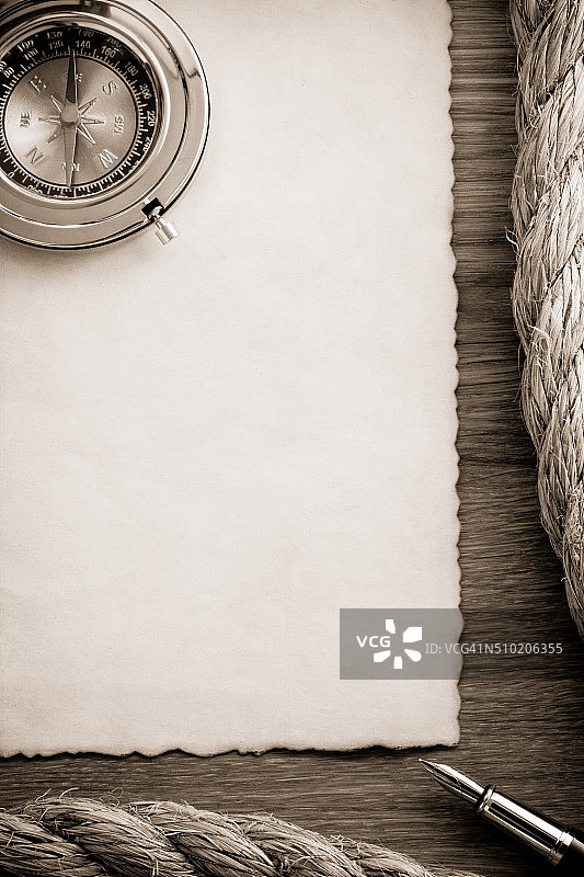 木头上的绳子和旧纸图片素材