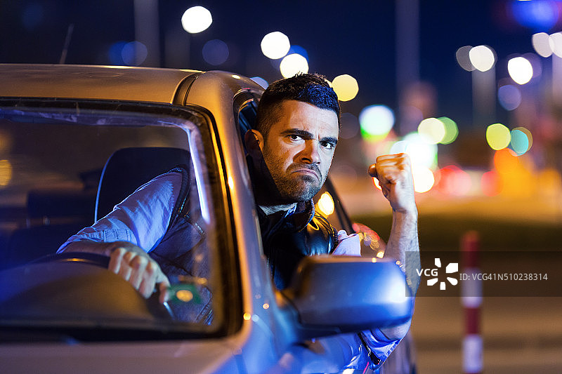 城市夜间道路交通冲突图片素材