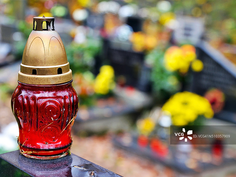 墓地中的蜡烛与墓碑图片素材