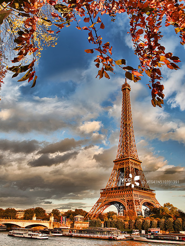 法国巴黎，塞纳河上的埃菲尔铁塔和船只图片素材