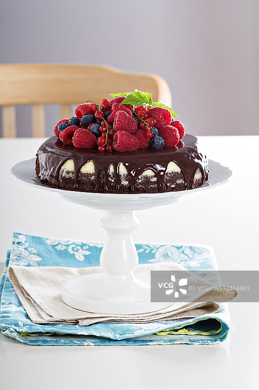 布朗尼底层的浆果芝士蛋糕图片素材