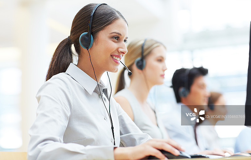 面带微笑完成工作图片素材