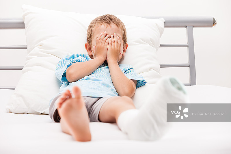 儿童腿部脚后跟骨折或脚骨骨折石膏绷带图片素材