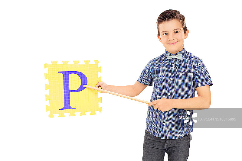 男孩用棍子指向一块拼图图片素材