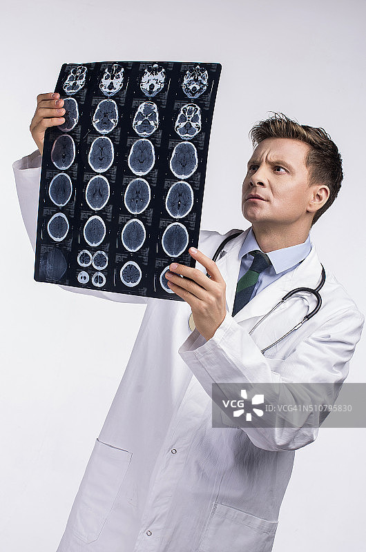 戴听诊器的男医生图片素材