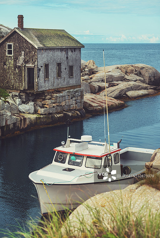 停泊在岛屿港口的船只图片素材