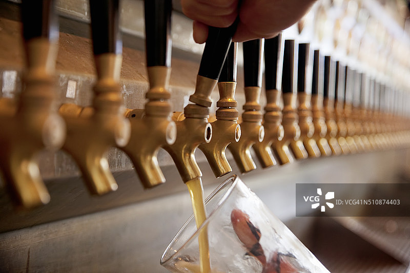 倒入一杯啤酒图片素材