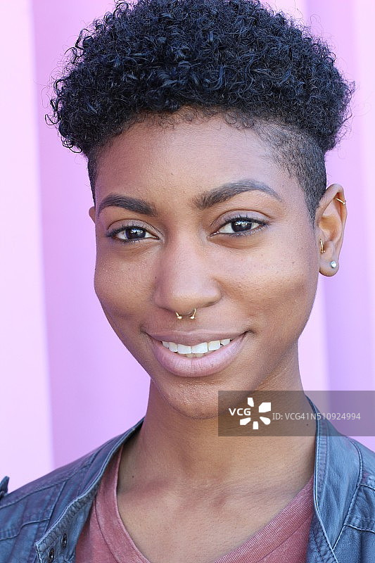 留着短发的迷人年轻黑人女性图片素材
