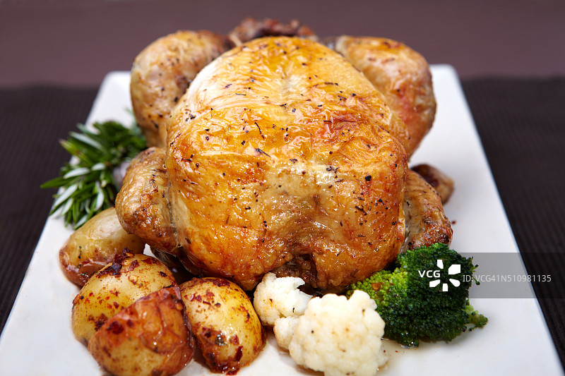 烤鸡配土豆、菜花和西兰花图片素材