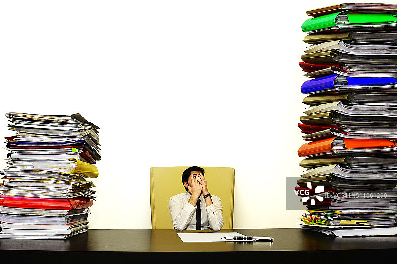 害怕文件堆的商人图片素材