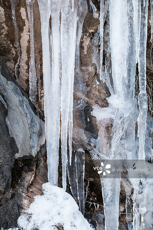 岩石上的冰柱图片素材