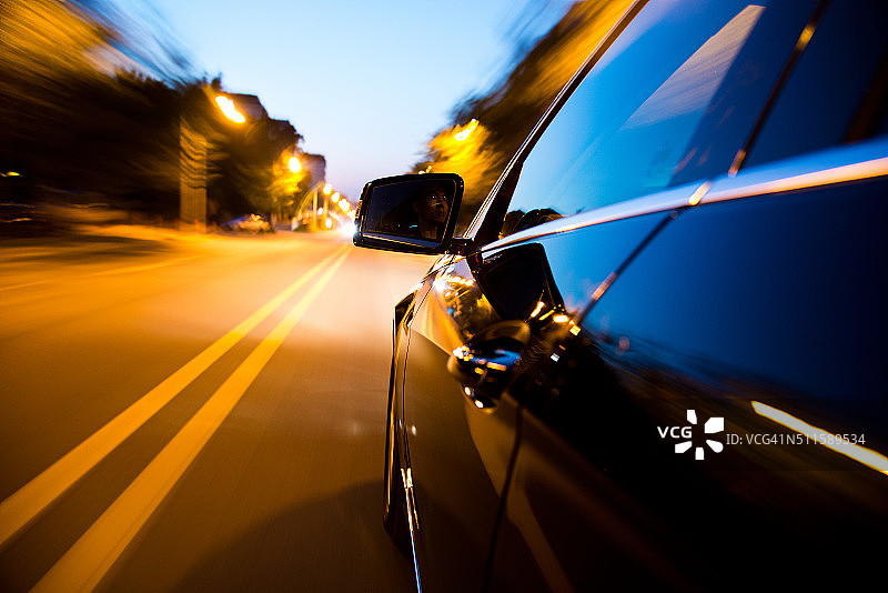 夜间驾驶图片素材