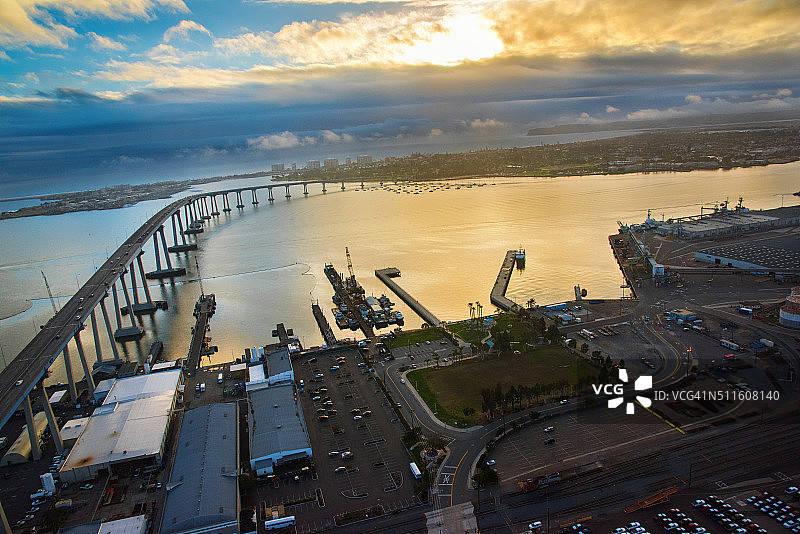 从上方俯瞰圣迭戈海湾和科罗纳多岛图片素材